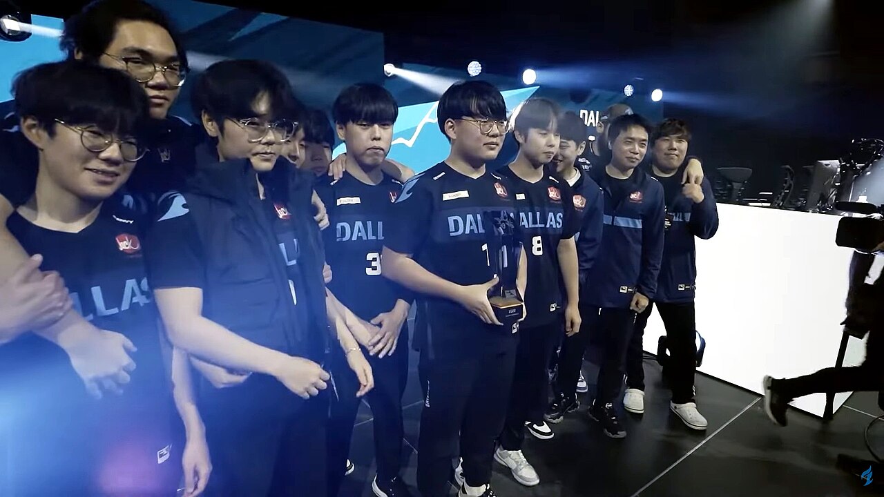 Dallas Fuel Players holding 2022 OWL Summer Showdown trophy