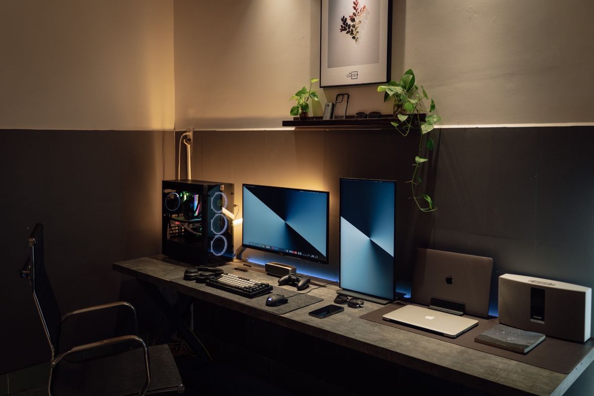 Dual-monitor gaming PC workstation