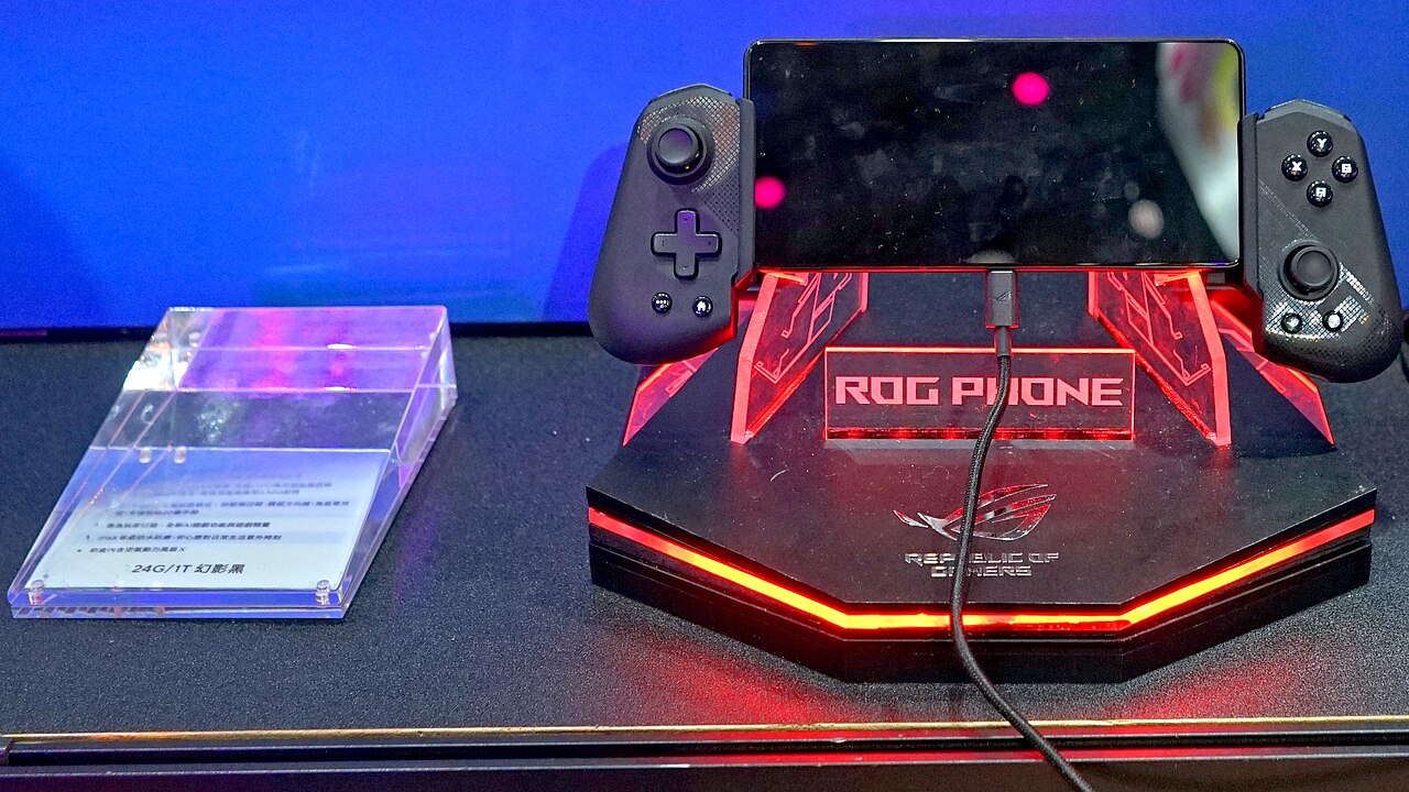 Gaming phone fitted with clip-on controllers