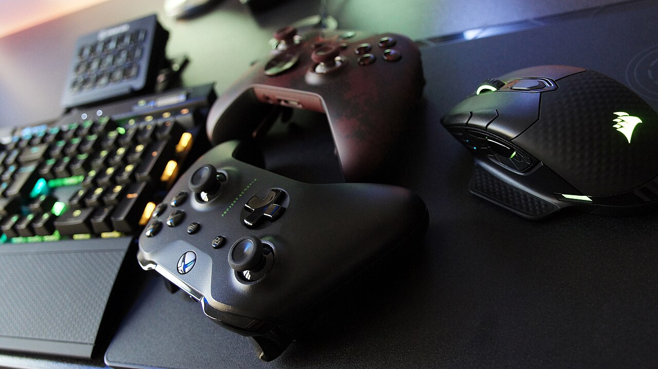 Xbox One gamepads, gaming keyboard and mouse